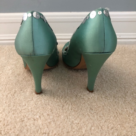 Marc Jacobs, blue/aqua silk pump with sequin trim. - Picture 3 of 7